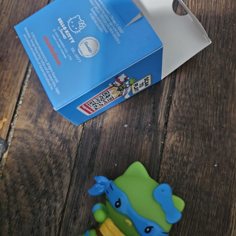 Hello Kitty TMT  Leonardo Blue and Green Figure